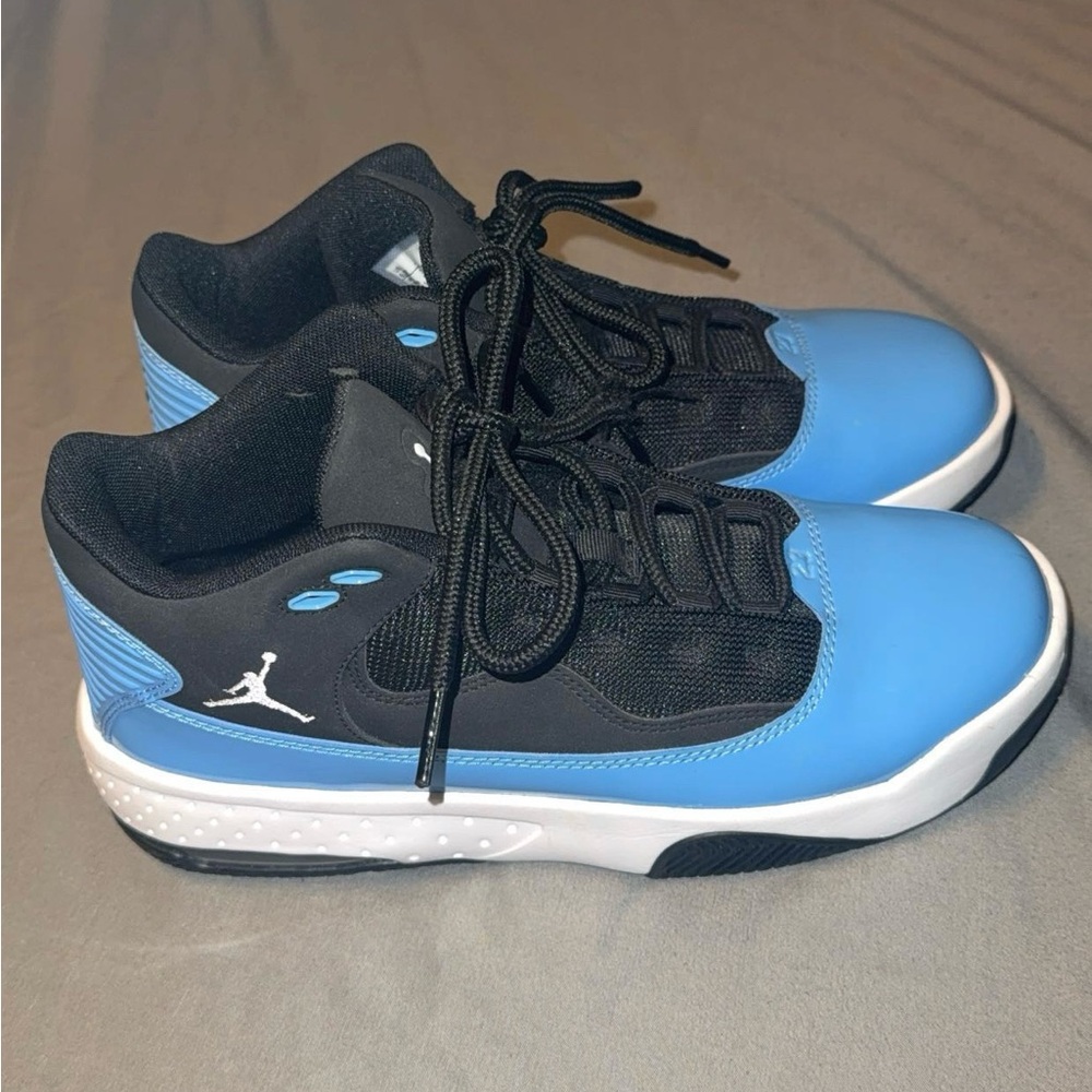 Nike Air Jordan Max Aura 2 Boys 6.5Y Black Blue Shoes Sneakers CN8094-041